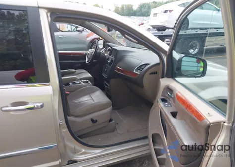 2015 Chrysler Town & Country Touring-L z USA, uszkodzony, nr VIN 2C4RC1CG0FR674158